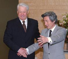 Koizumi, Yeltsin discuss diplomacy, energy projects